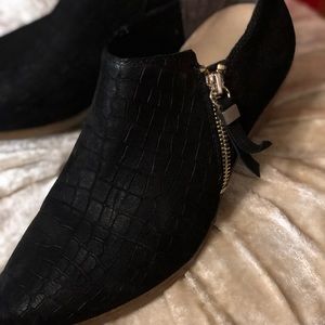 Very comfortable, crocodile print leather booties.